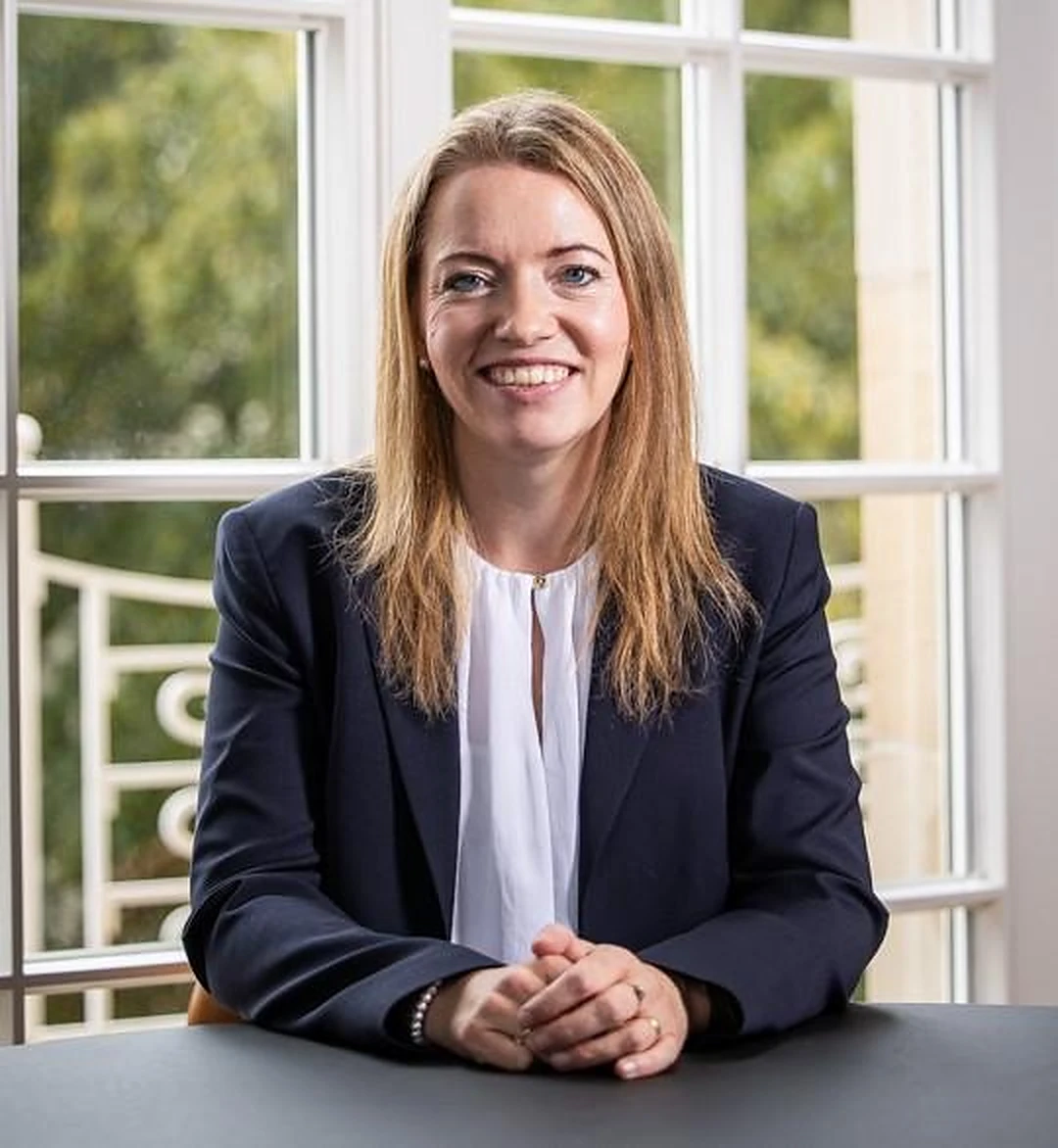 Dr. Sandra Wandt an ihrem Schreibtisch